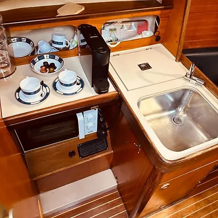 Botel Alcyon, A Peaceful Floating