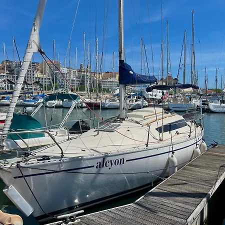 Botel Alcyon, A Peaceful Floating